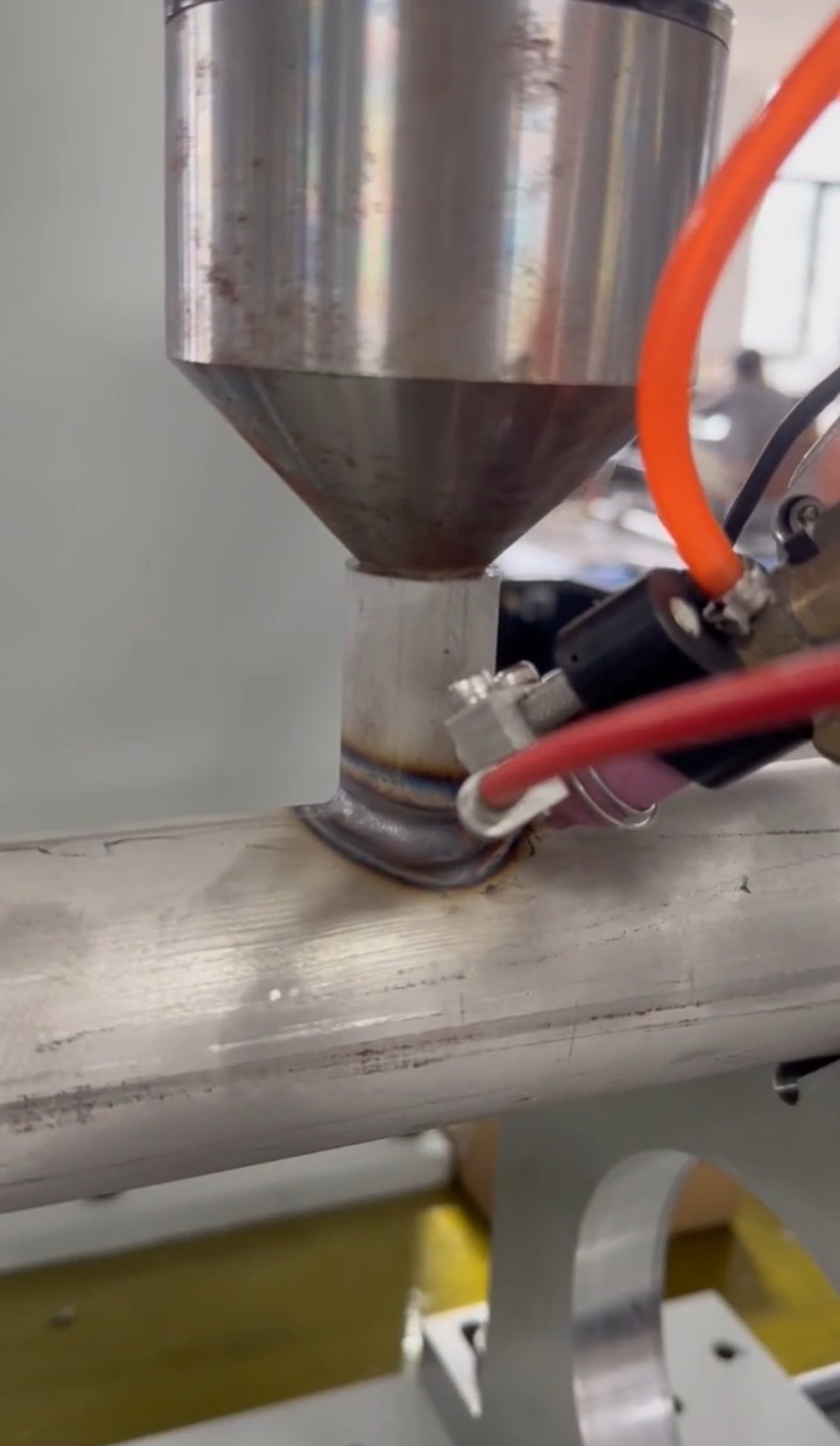 Automatic intersecting-line TIG welding for a pipe nozzle connection
