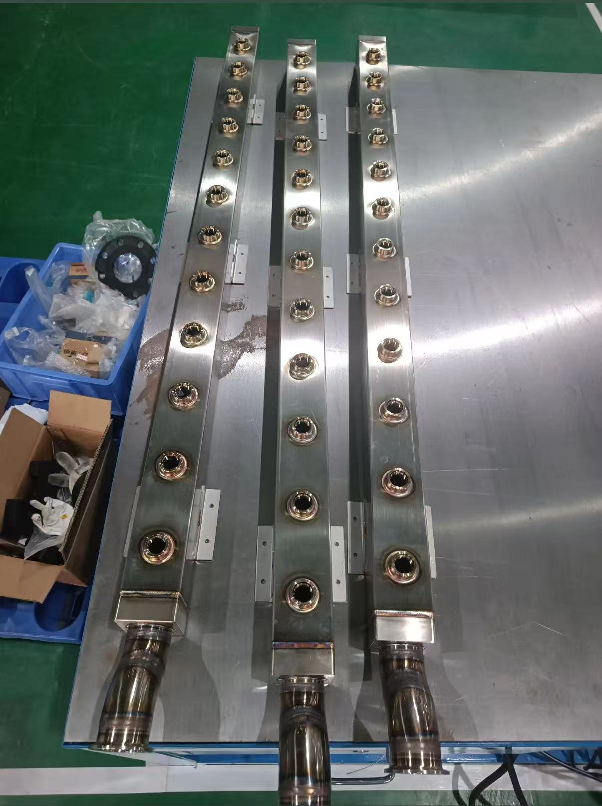 Branch tube welding fixture for positioning multiple pipe joints