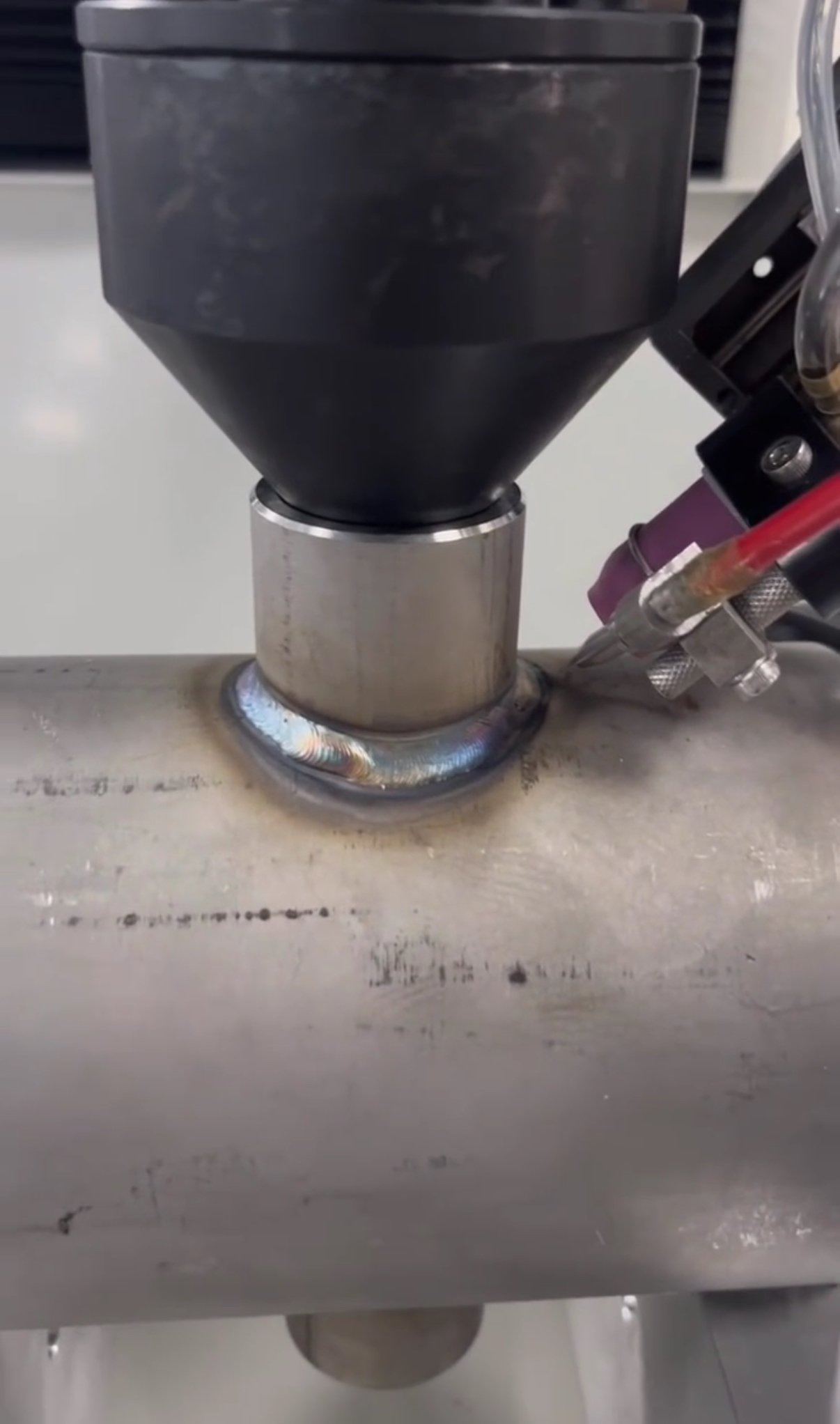 Automatic saddle welding machine for branch pipes and intersecting-line welds