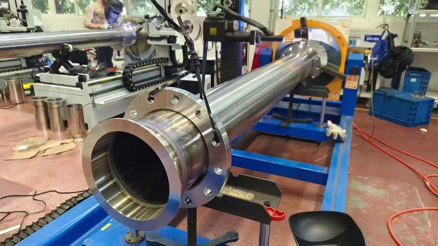 Automatic TIG welding of a large-diameter stainless steel rigid pipe and flange connection