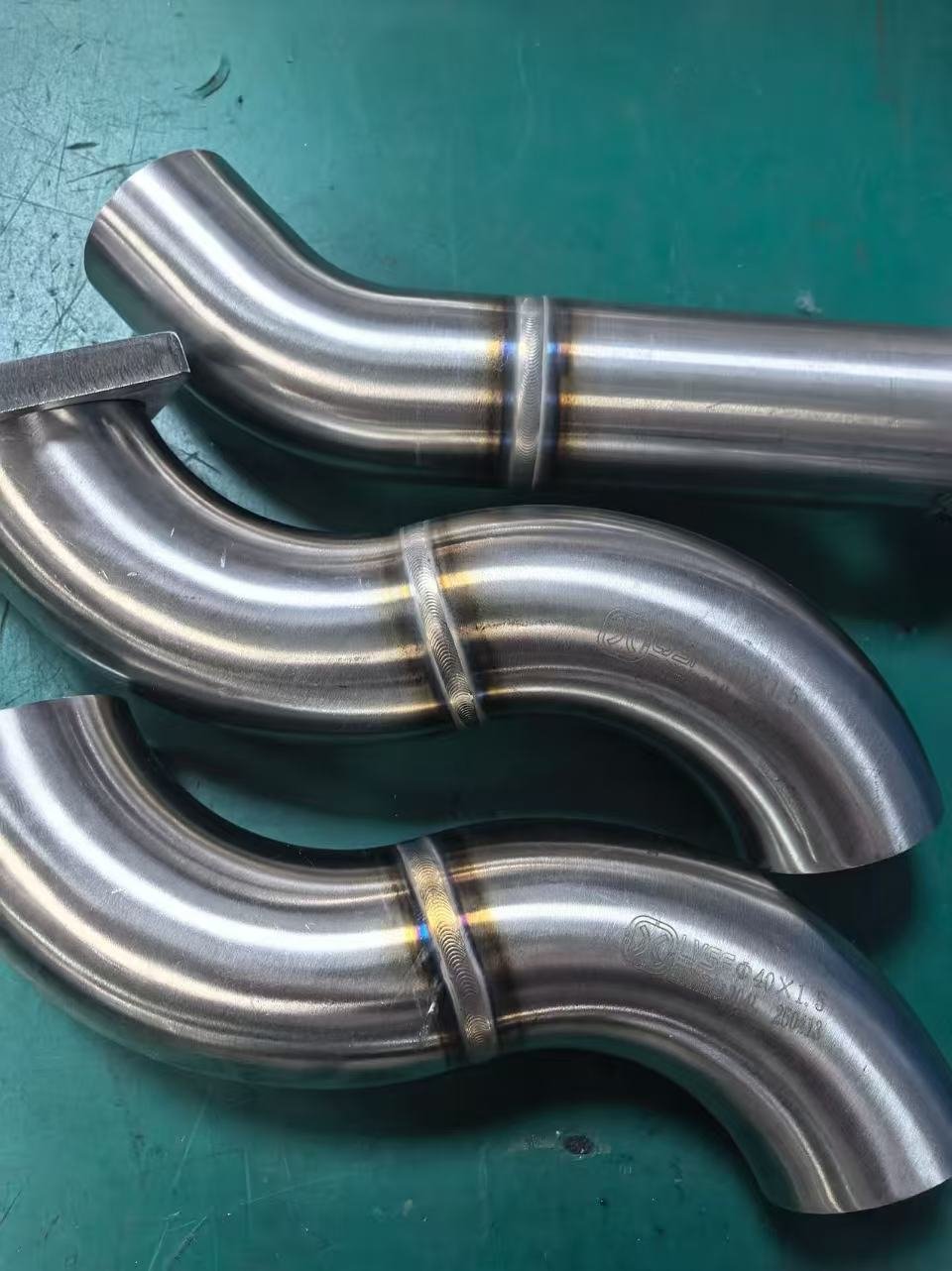 Closed orbital welded bent stainless steel tube assembly