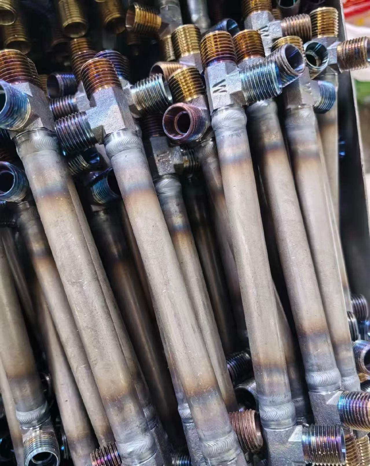 Hydraulic tube assembly with welded threaded connectors