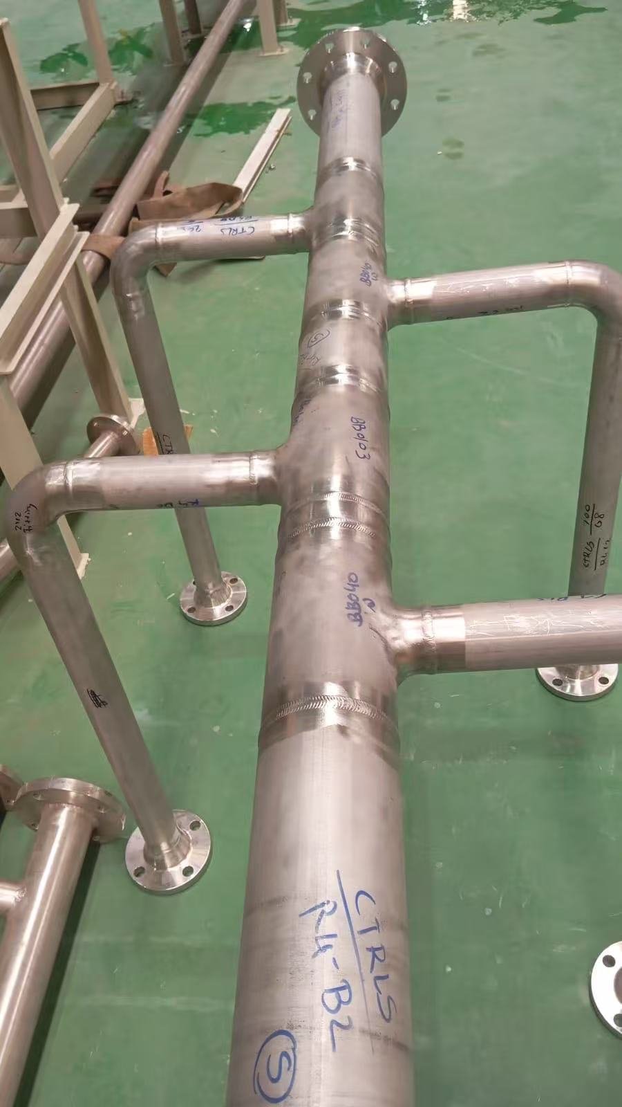 Stainless steel liquid cooling manifold with multiple welded branch pipes and flange connections