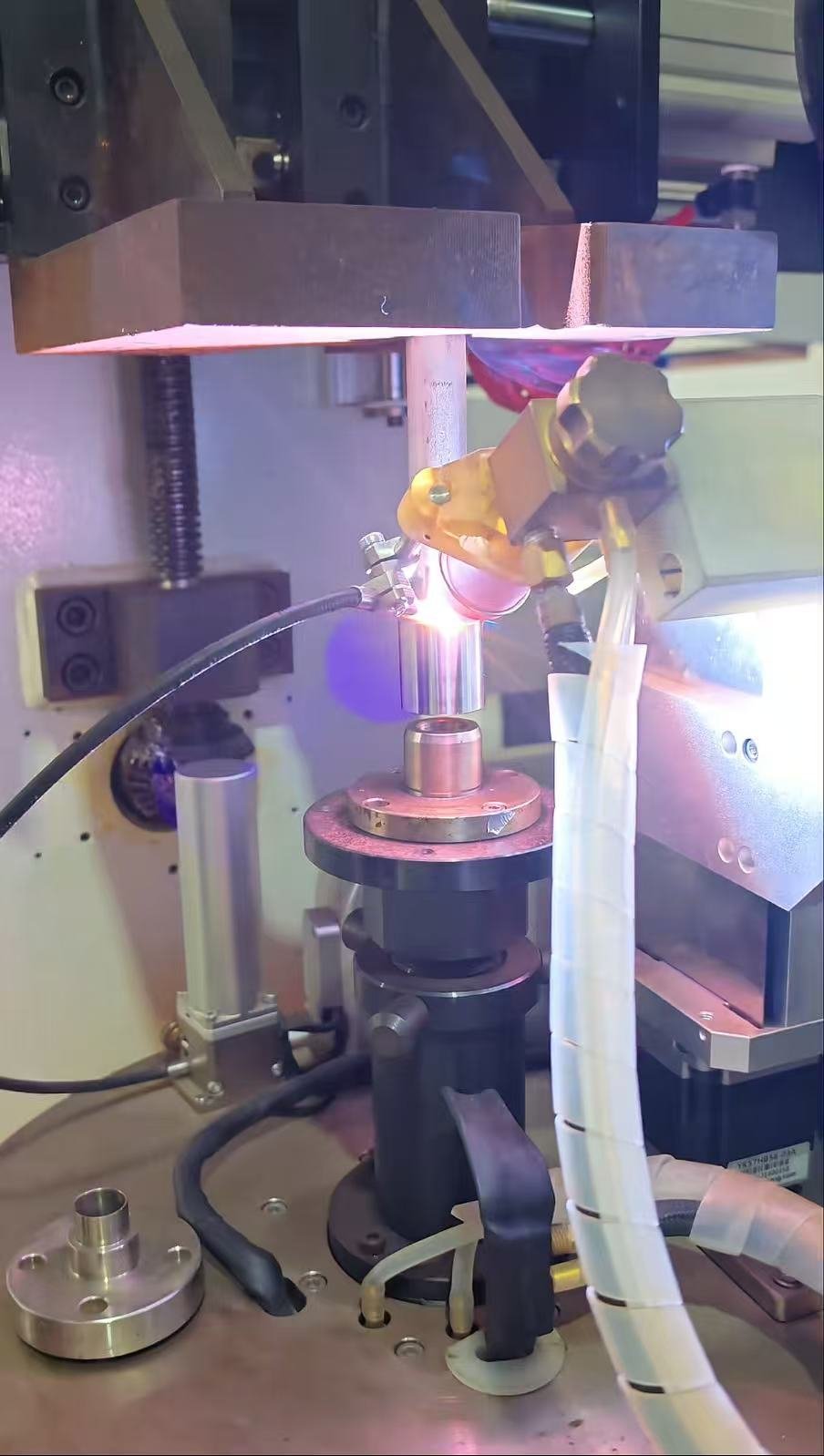 Rotary torch welding head positioned over a circumferential tube joint