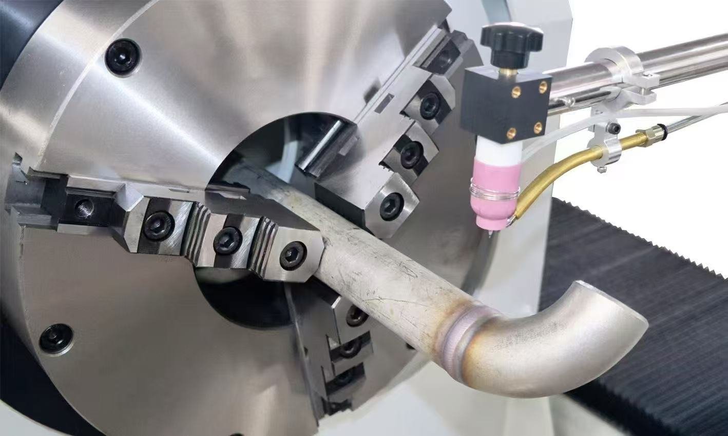 Rotating-workpiece TIG welding setup for a bent tube end joint