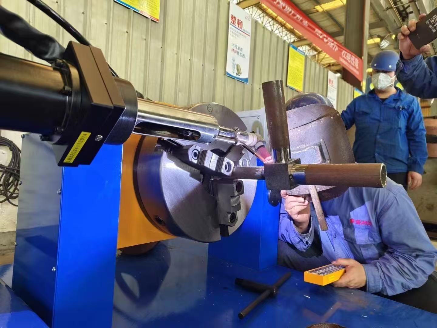 Hydraulic tube welding machine with rotating workpiece and stationary TIG torch