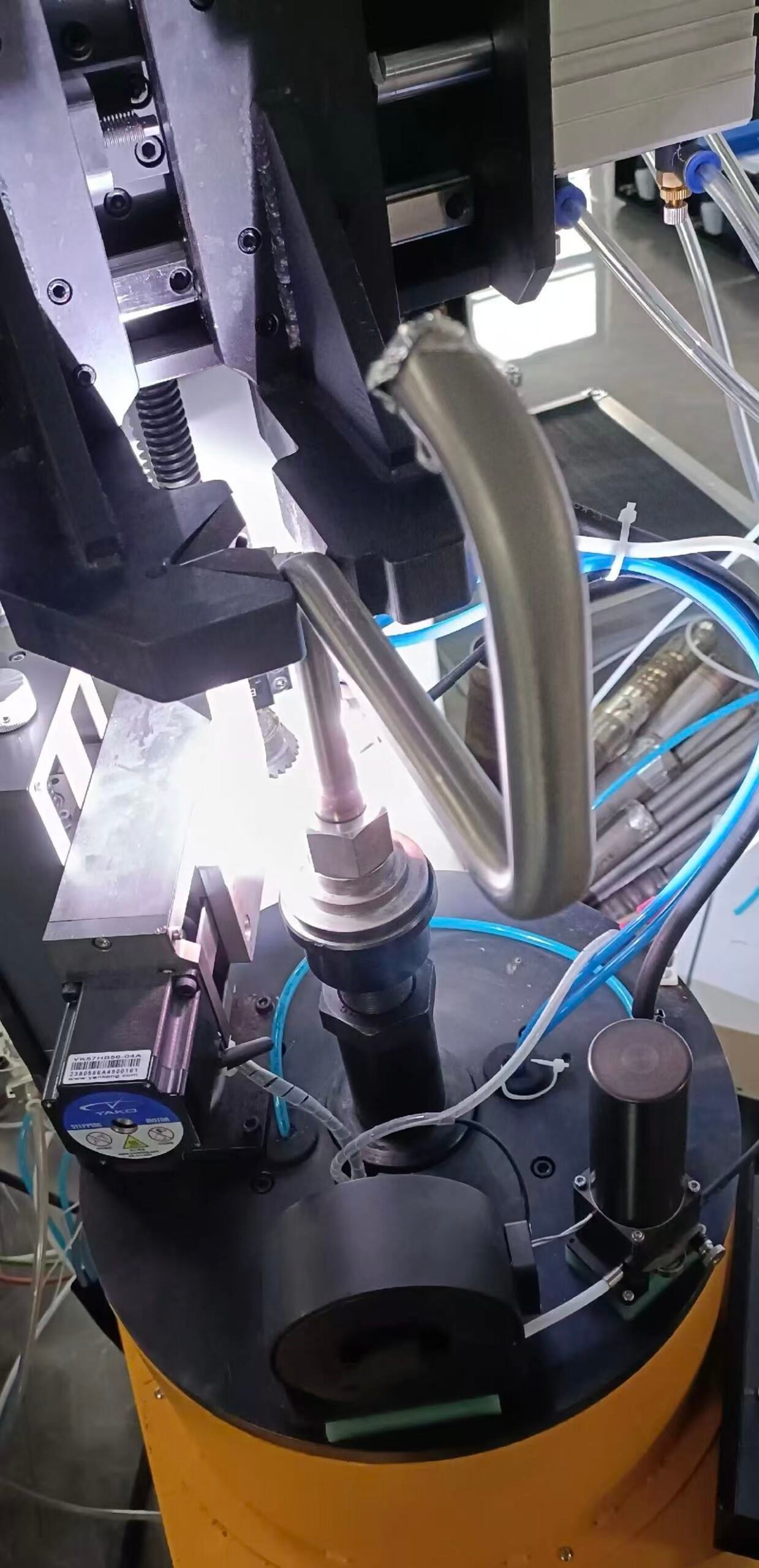 Vertical rotary torch TIG welding machine for tube fittings