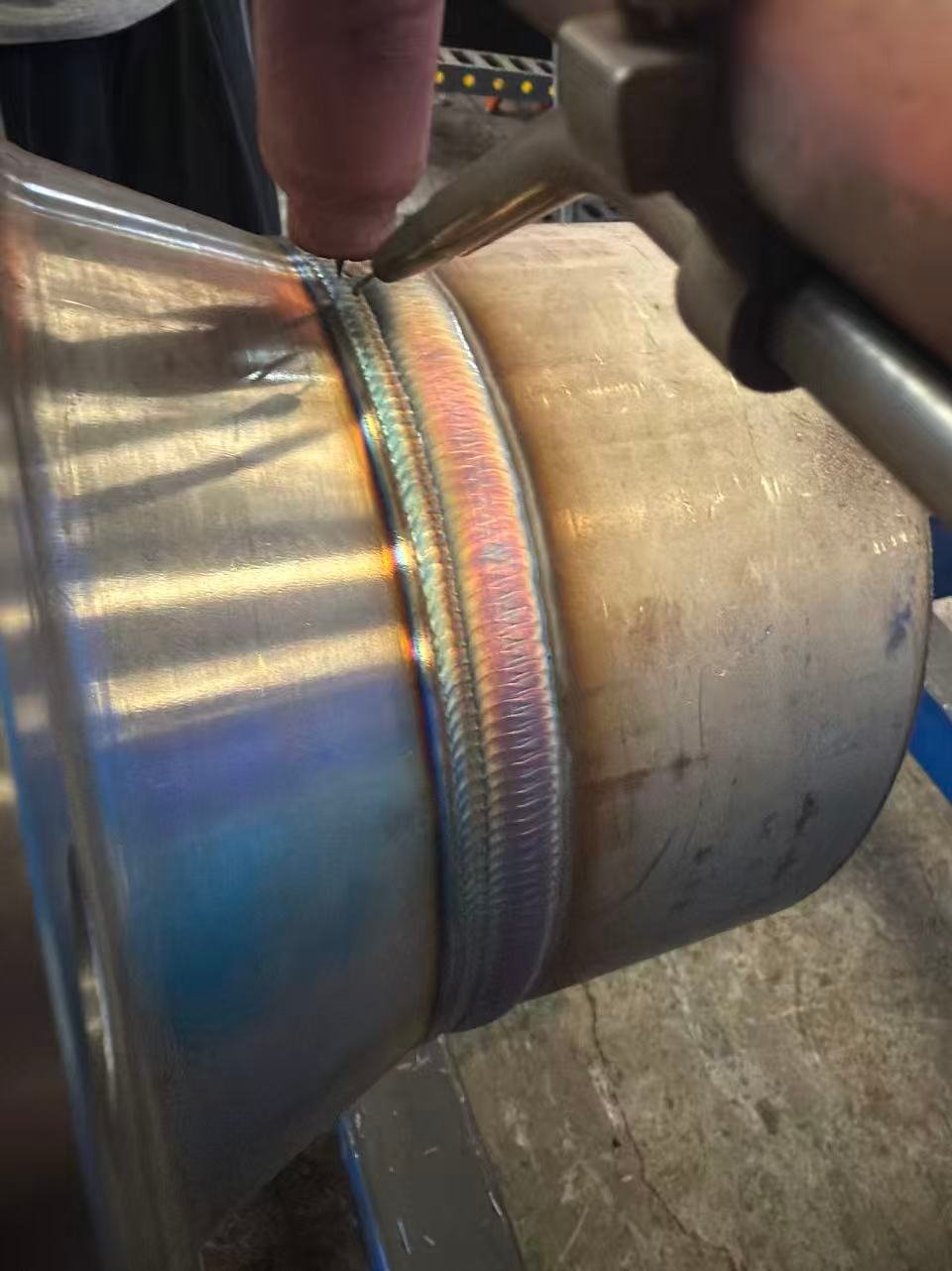 Automatic Welding Center performing TIG circumferential pressure pipe welding