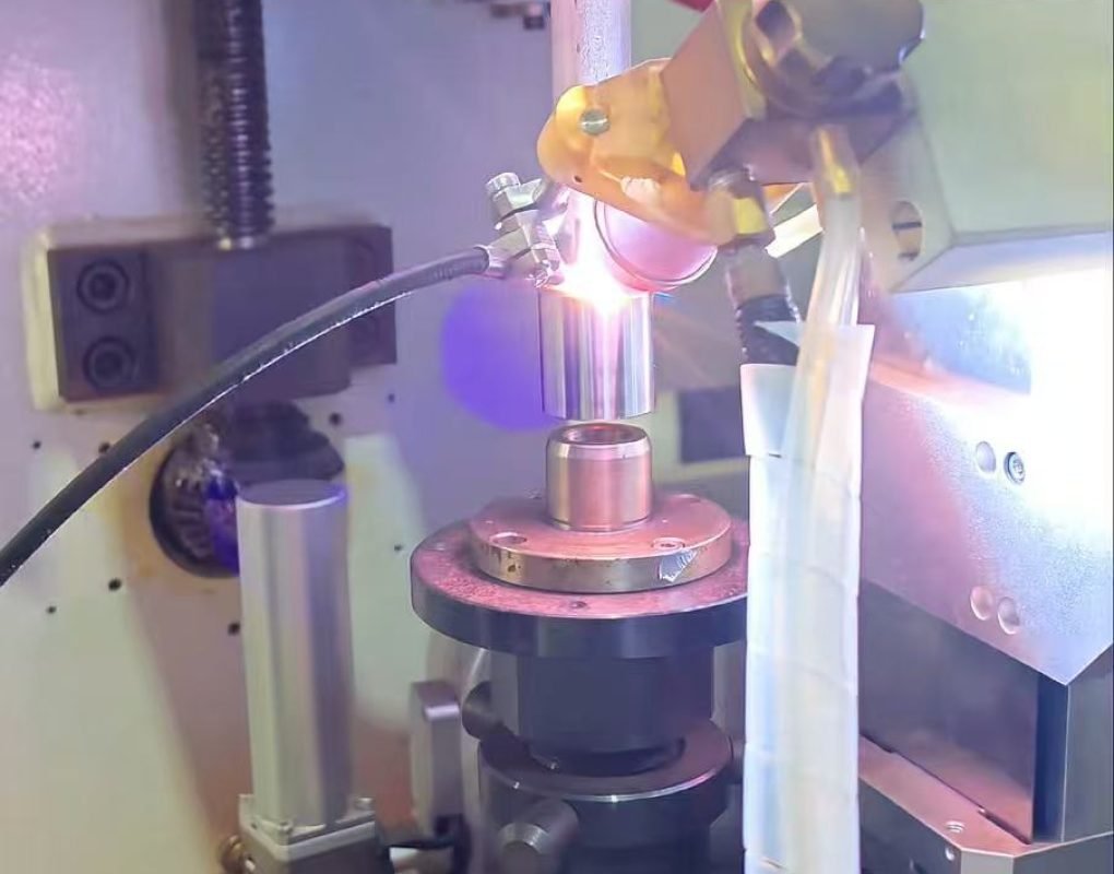 Rotary torch welding head positioned over a circumferential tube joint